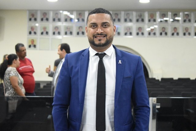 “Dispõe sobre denominação de praça pública EURIPEDES OLIVEIRA DOS SANTOS localizada na URBIS 03, Caminho 13, Bairro Jequiezinho no município de Jequié BA.